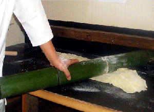 福島県竹踏み白河ラーメンの味噌ラーメンと醤油ラーメンのセット