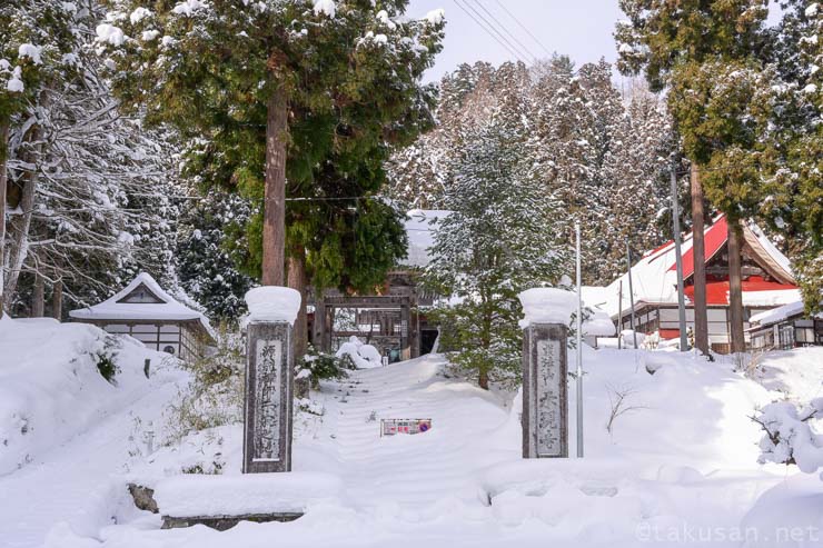 雪に覆われた護法山 示現寺